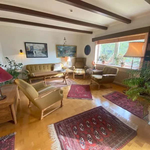 Charming Retreat with Stunning Views for 9 Guests，位于Vestmanna的酒店