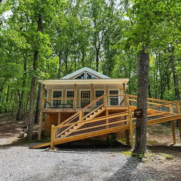 Coyote Cabin at Woodland Retreat at DeSoto beside DeSoto State Park，位于佩恩堡的酒店