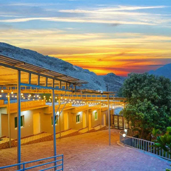 The Sunshine Farm by Al Dana Paradise Luxury 6BR Secluded Nature Mountains，位于豪尔费坎的酒店