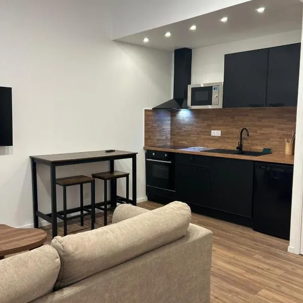 Cozy room apartment Nîmes Centre Coupole Arènes，位于尼姆的酒店