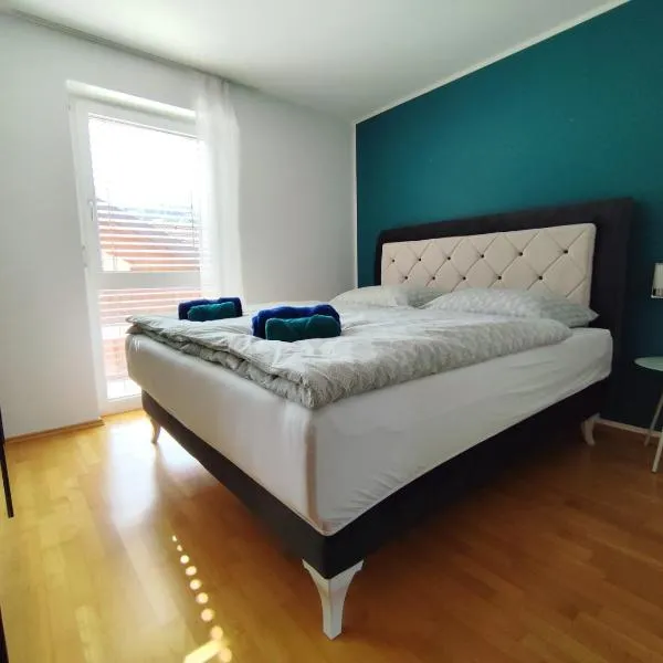 Bella Vista - 85 m2 Ferienwohnung mit überdachtem Parkplatz und Außenstellplatz - Bergblick，位于Bürs的酒店