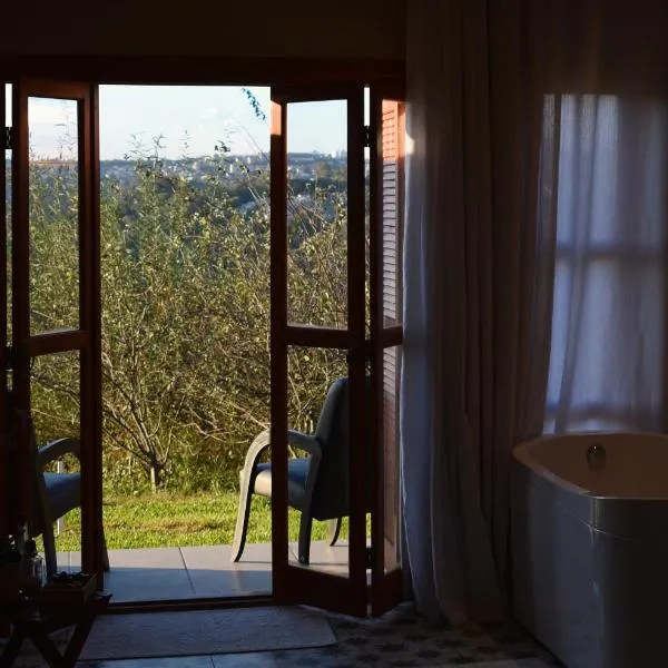 Suítes Celeste, Charme no Vale dos Vinhedos com Banheira e Café da Manhã Colonial Incluso，位于本图贡萨尔维斯的酒店