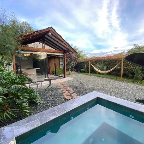 Cabaña Lembos Jacuzzi con vista al cielo，位于佩雷拉的酒店