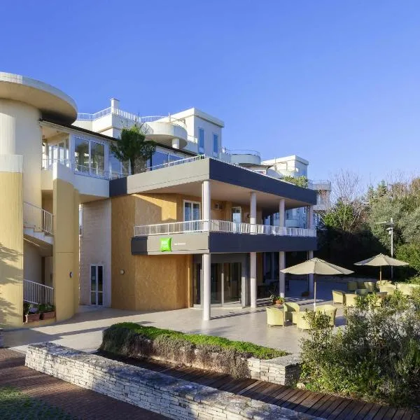 巴里焦维纳佐宜必思尚品酒店，位于焦维纳佐的酒店