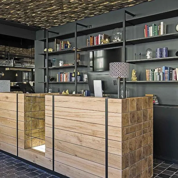 西托特尔中心酒店，位于拉瓦勒的酒店