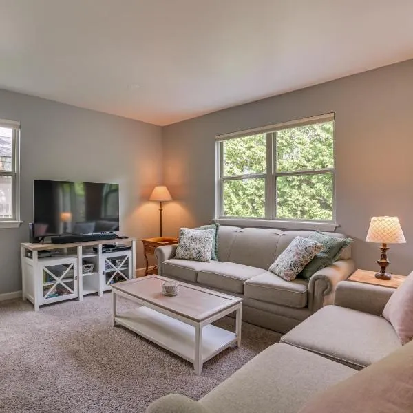 Harbor Springs Winter Retreat about 6 Mi to Skiing!，位于哈伯斯普林斯的酒店