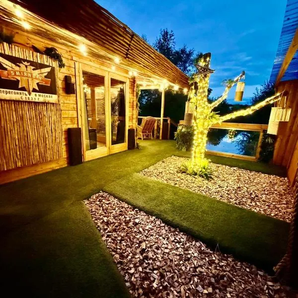 Woodland Escapes Glamping - Lake View，位于Sollom的酒店