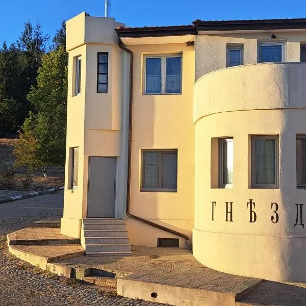 Gnezdo Studio Apart，位于希普卡的酒店