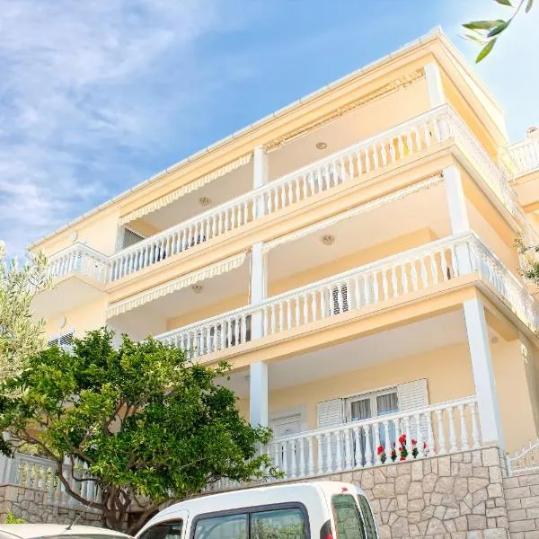 Apartments and Rooms Katarina，位于兹沃格谢的酒店