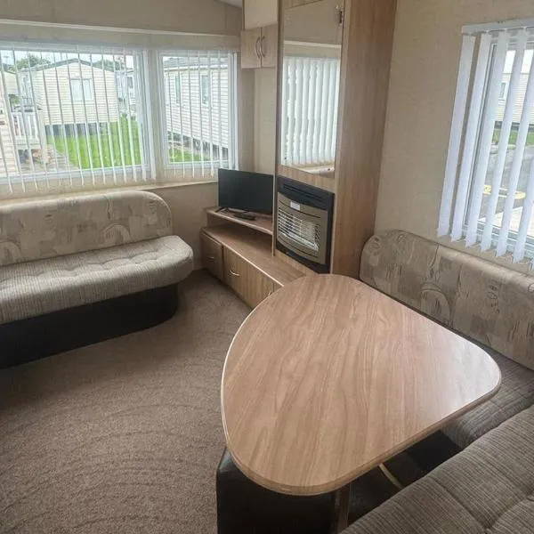 3 Bed Caravan - Sleeps 8 - Pets - Parking，位于拉尔的酒店