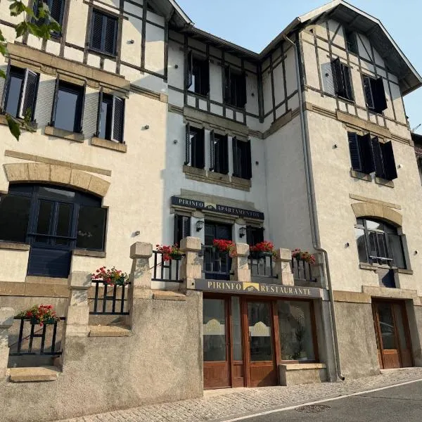 Apartamentos Pirineo，位于伊萨瓦的酒店