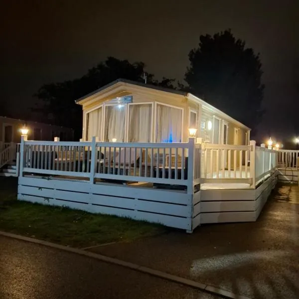 Caravan with hot tub at Tattershall lakes，位于塔特舍尔的酒店