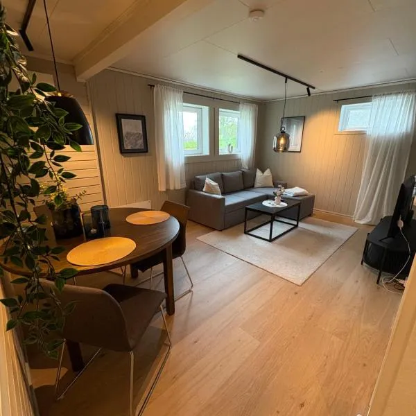 Nyoppusset sokkelleilighet med bra bussforbindelser，位于Kvaloysletta的酒店