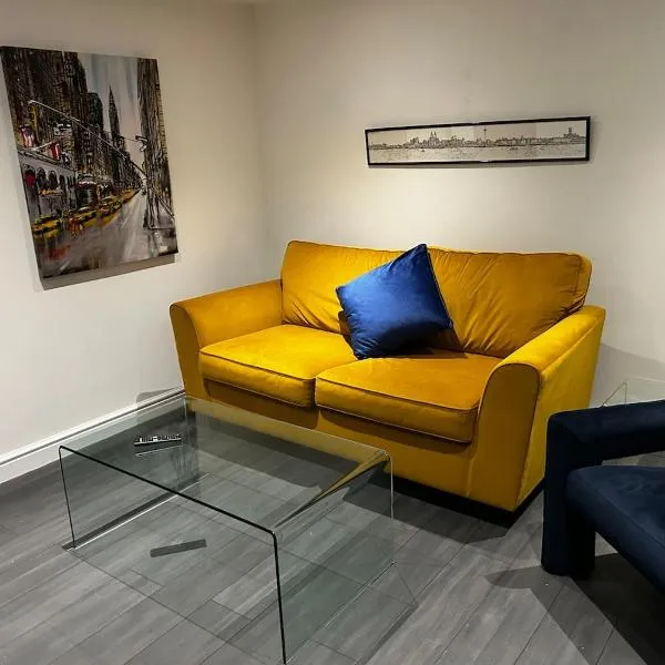 Stunning apartment with parking near Barnsley town centre sleeps 4，位于巴恩斯利的酒店