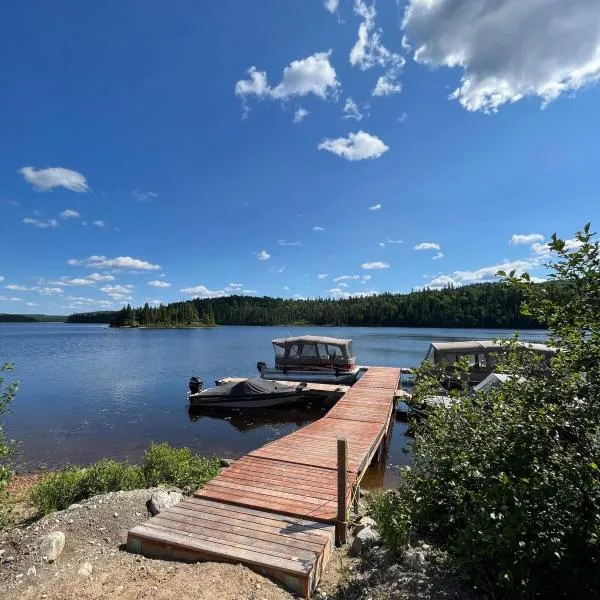 Chalet Lac Édouard cozy，位于拉图克的酒店
