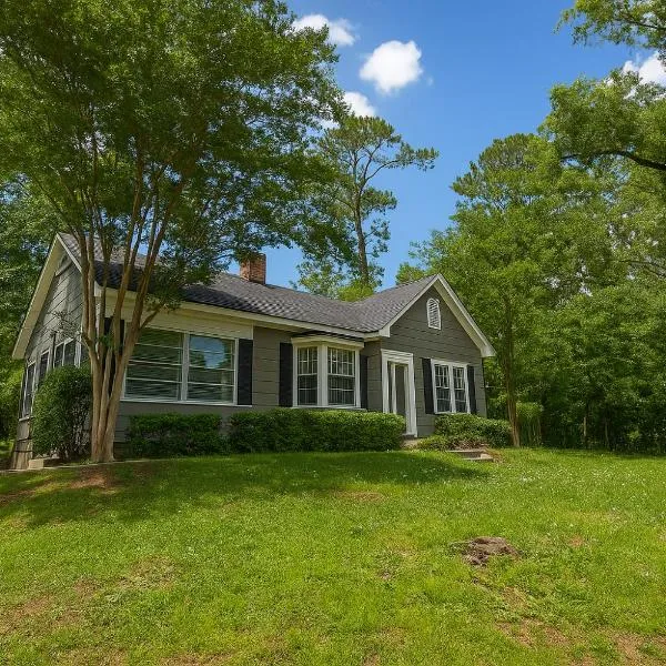 Magnolia Hill Vacation Home Rental in Meridian Mississippi Poplar Springs Historic District，位于梅里迪恩的酒店
