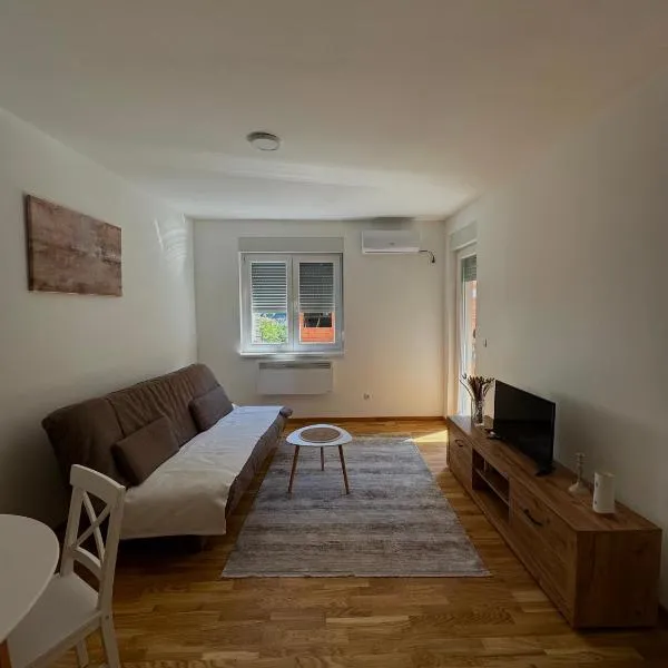 Casa 20 Cozy New Apartment in Central Zvornik Near Border and Airports,位于兹沃尔尼克的酒店