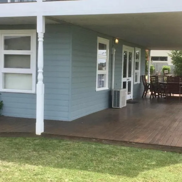 Ellis Street Studio - you can see right out over the river to the ocean，位于奥古斯塔的酒店