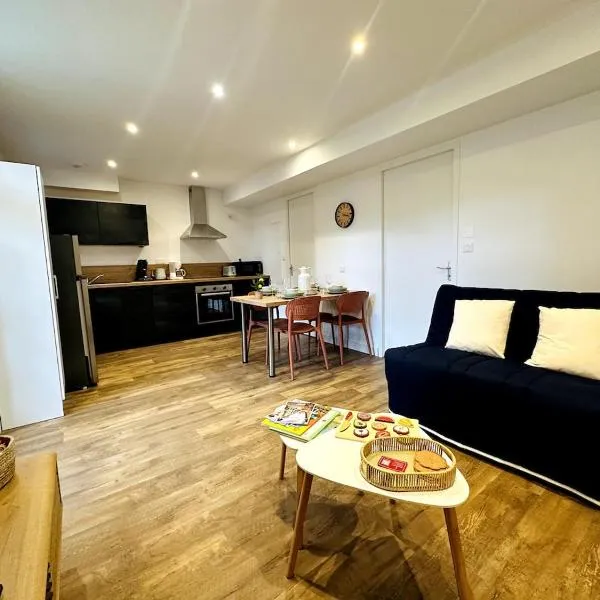 Les Douves - Cité Médiévale de Fougères，位于富热尔的酒店