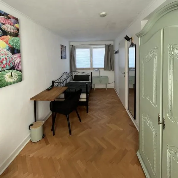 Private Zimmer mit Küchennutzung und in Rheinnähe，位于波恩的酒店