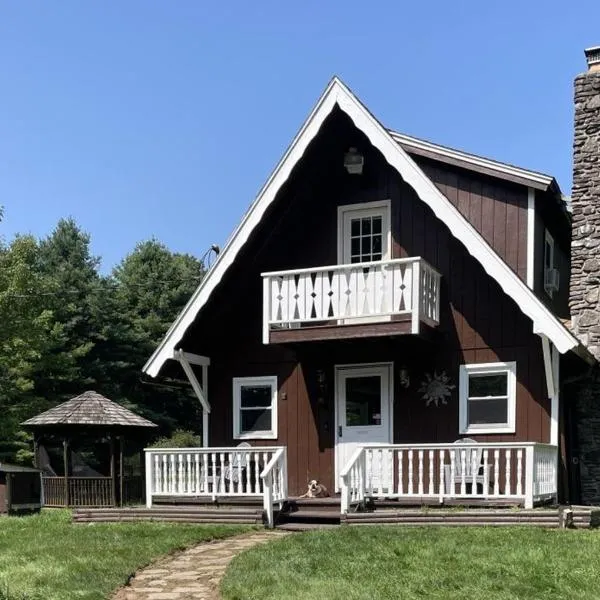 Private 5-Acre Farmhouse Retreat，位于Livingston Manor的酒店