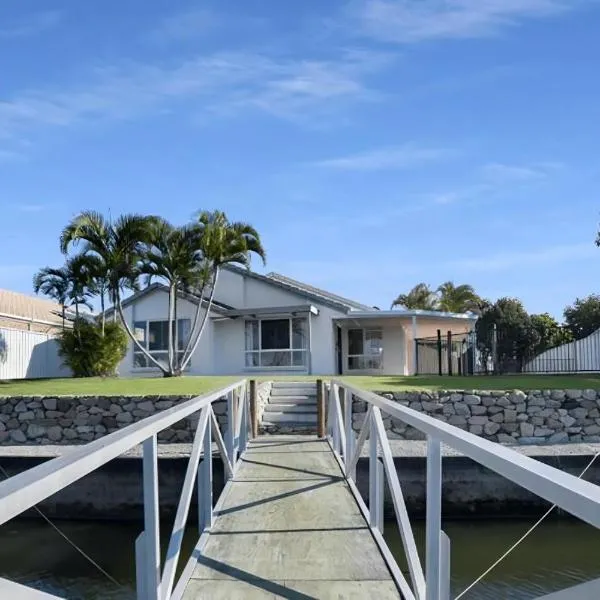 Waterfront holiday home，位于Banksia Beach的酒店