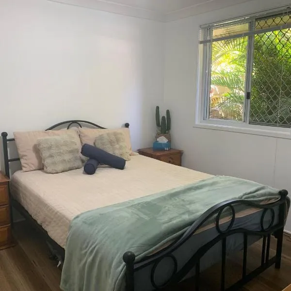 Stylish Chic King Bedroom，位于Mount Colah的酒店