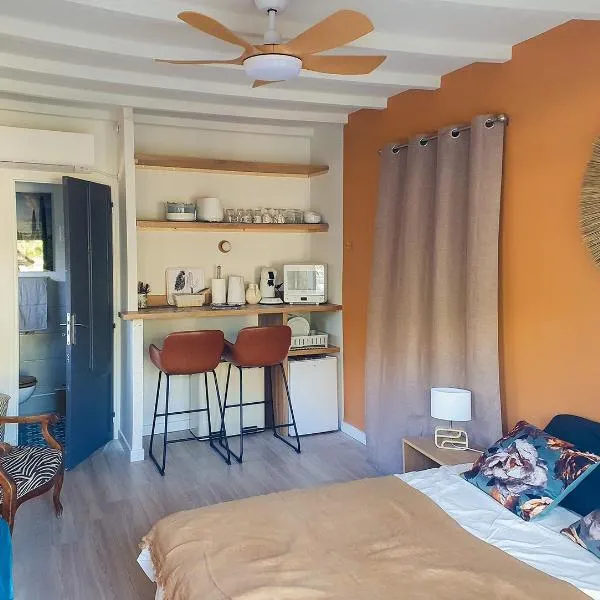 Le Goëland, chambre d'hôtes, avec coin repas équipé, SDB privée, 20m2, jardin, piscine, vélos, proche mer，位于莱克斯的酒店