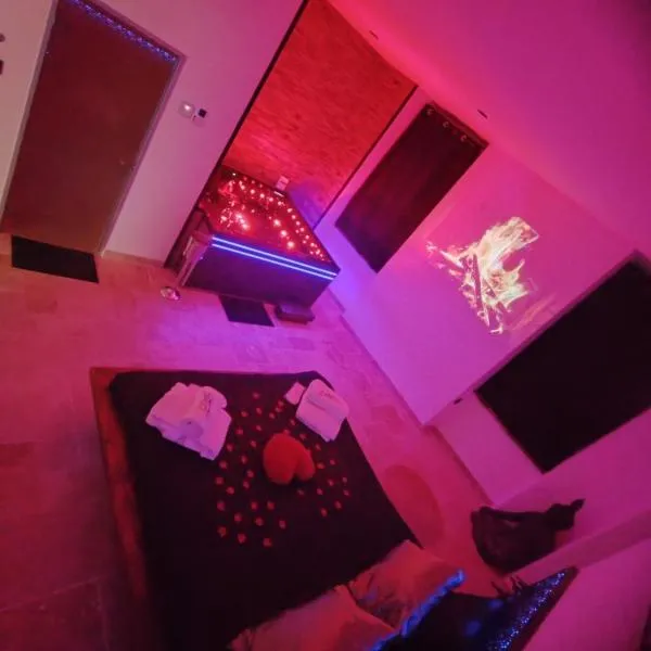 Hammam et Balneo Suite de charme 'love room', avec extérieur，位于Roquevaire的酒店