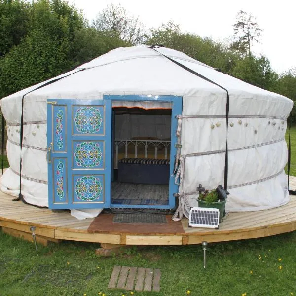 Hemsford yurt camp - Devon Yurts，位于托特尼斯的酒店