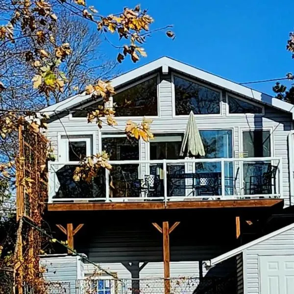 Waterfront Comfy Guesthouse, PEC，位于Carrying Place的酒店