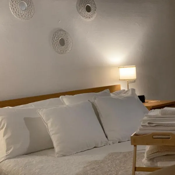 Indipendent House in the historical city center，位于瓦雷泽的酒店