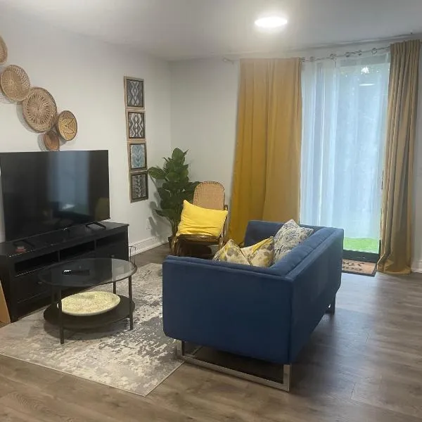 Self contained lower level 1 Bedroom apartment，位于奥沙瓦的酒店