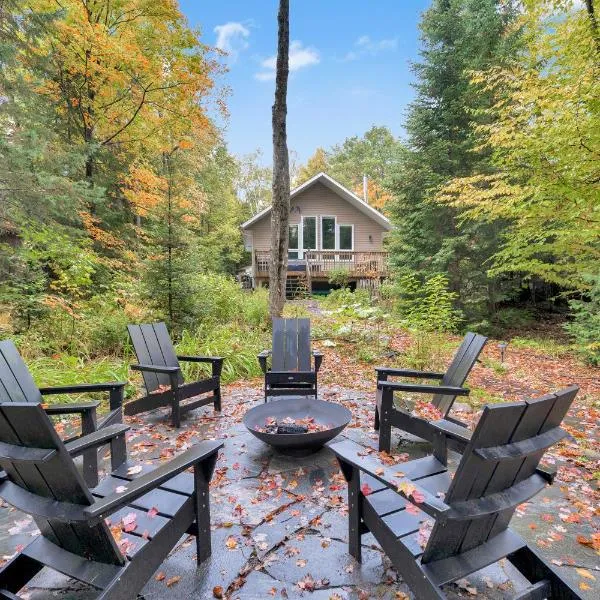 Muskoka Waterfront Cottage with Canoes and Fire Pit，位于亨茨维尔的酒店
