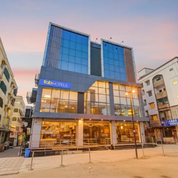FabHotel SSR Fern Suites - 100M from GSM Mall Madeenaguda，位于Lingampalli的酒店