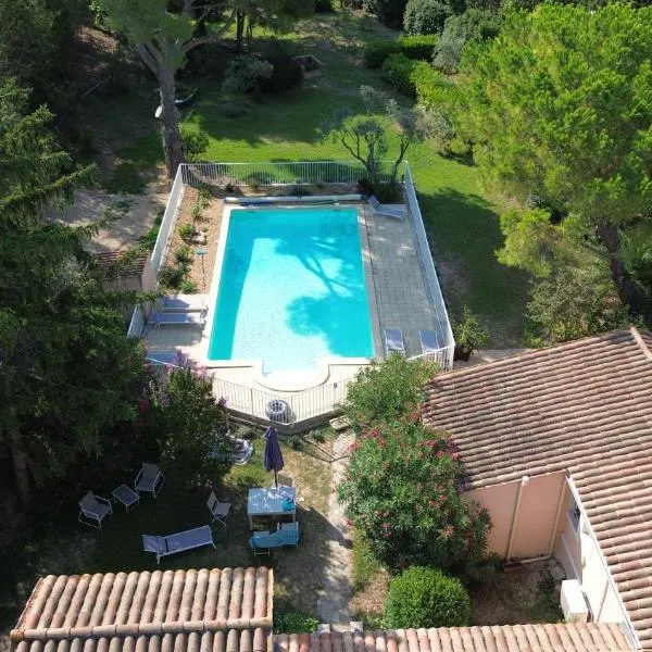 Gite 5 pers en Provence avec grand jardin & piscine partagés - 5 people holiday home with shared swimming pool & garden in Provence，位于科尔尼永孔福的酒店