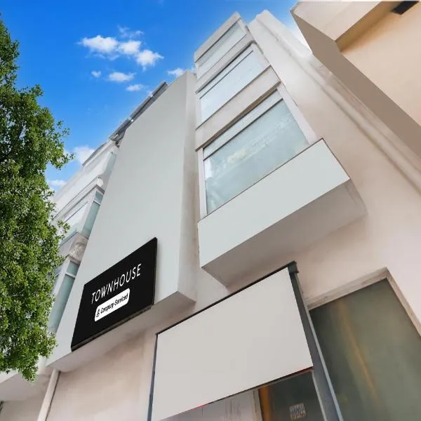 Townhouse Chhatarpur Near Metro Park，位于加姆布的酒店