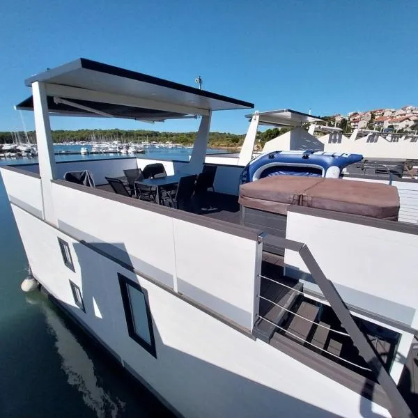 Floating House - LUXURY Floating Sea OASIS Pula，位于普拉的酒店