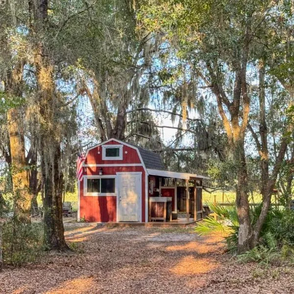 Tiny Barn at Windy Oaks，位于克里斯特尔里弗的酒店