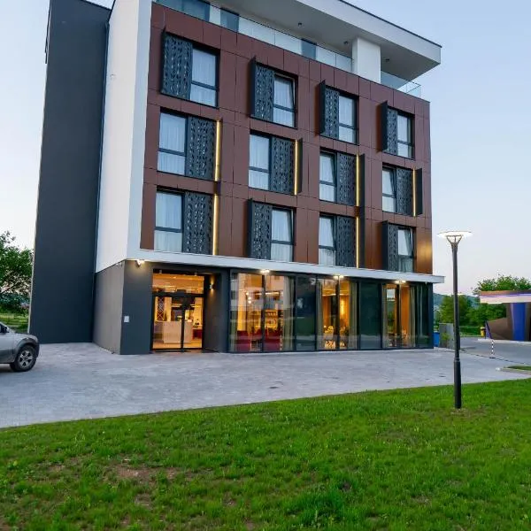 Hotel Cat Deluxe，位于Sanski most的酒店
