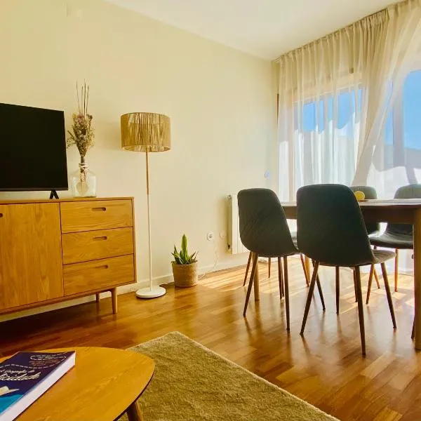 Serene Coastal Retreat with king Bed & Pool in Lavra，位于拉夫拉的酒店