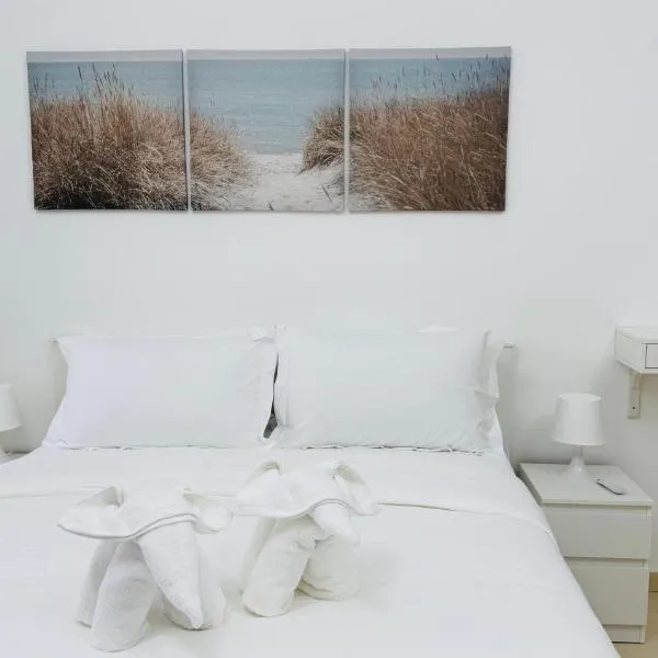 X11 Furnished with balcony England cluster international city near Dragon Mart,位于迪拜的酒店