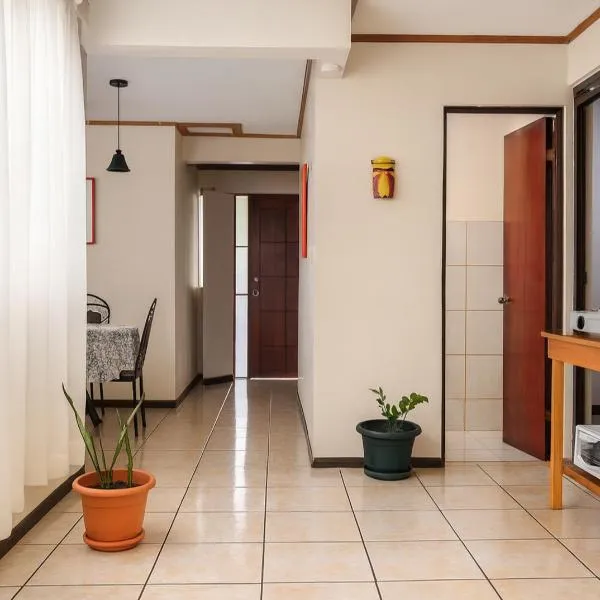 Casa Cafetal Aeropuerto，位于阿拉胡埃拉的酒店