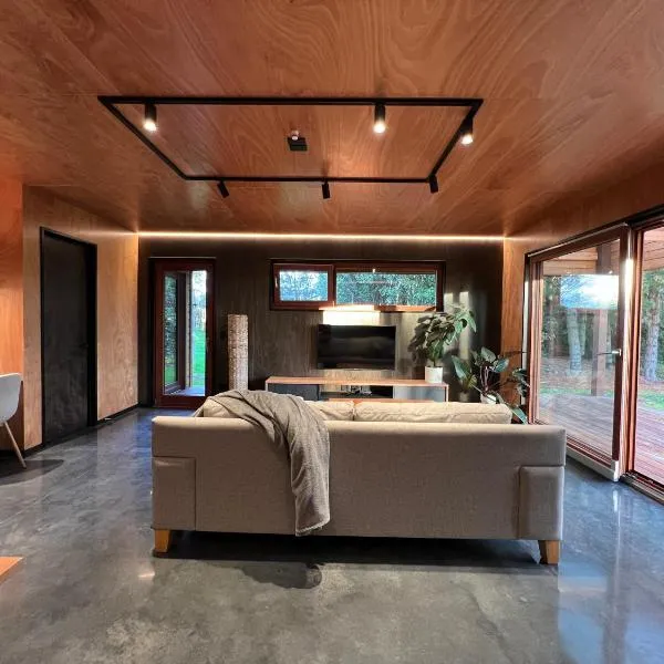 Luxury Rural Retreat with Carport and Fast Wi-Fi，位于拉格伦的酒店