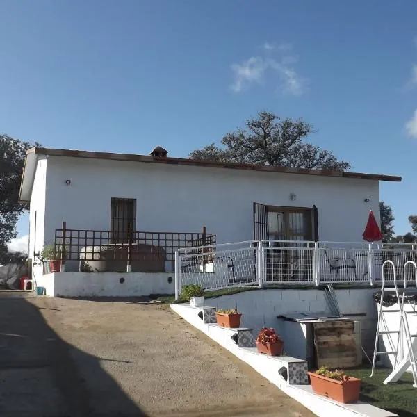 Villa Saudade, casa entre encinas，位于埃尔卡斯蒂略德拉斯瓜尔达斯的酒店