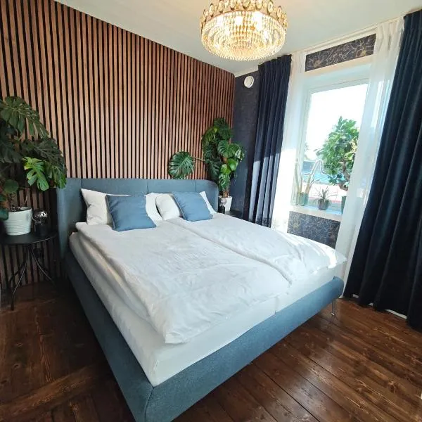 Centralt gästhus i Sala med kök, trädgård & Wi-Fi，位于萨拉的酒店