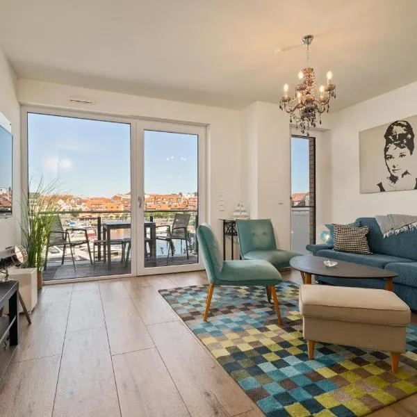 Müritz Utkiek - Apartment mit Seeblick & Balkon in der Hafenresidenz，位于瓦伦的酒店