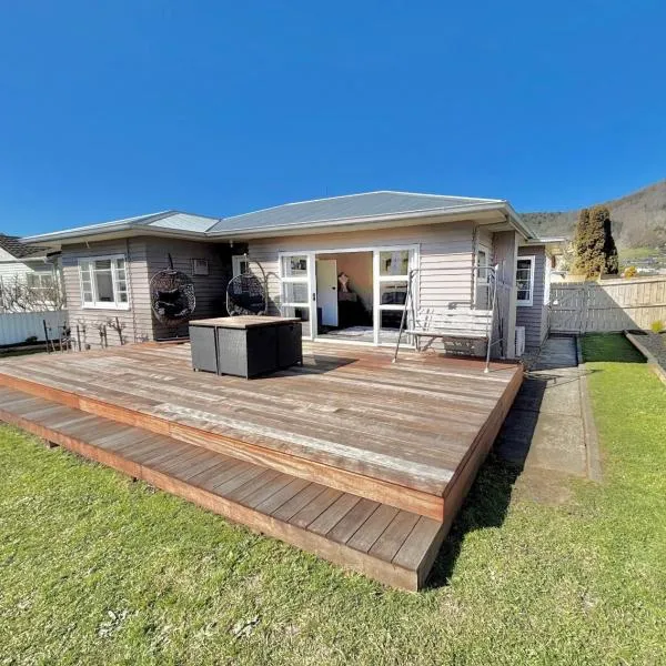 3-Beds with Sunny Deck & Gardens，位于纳尔逊的酒店