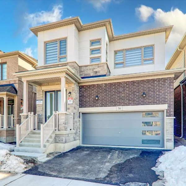 Detached New Modern House In South Barrie - Built H plus ME Technology，位于巴里的酒店