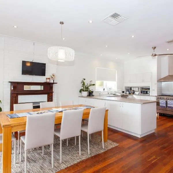 Scarborough Family Stay | Yard & Kids Play Area，位于珀斯的酒店